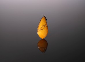 Aged amber pendant with gold