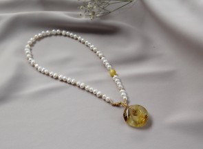 Pearl necklace with amber