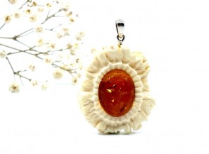 Pendant with natural matte amber