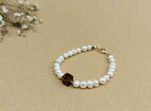 Pearl bracelet with amber